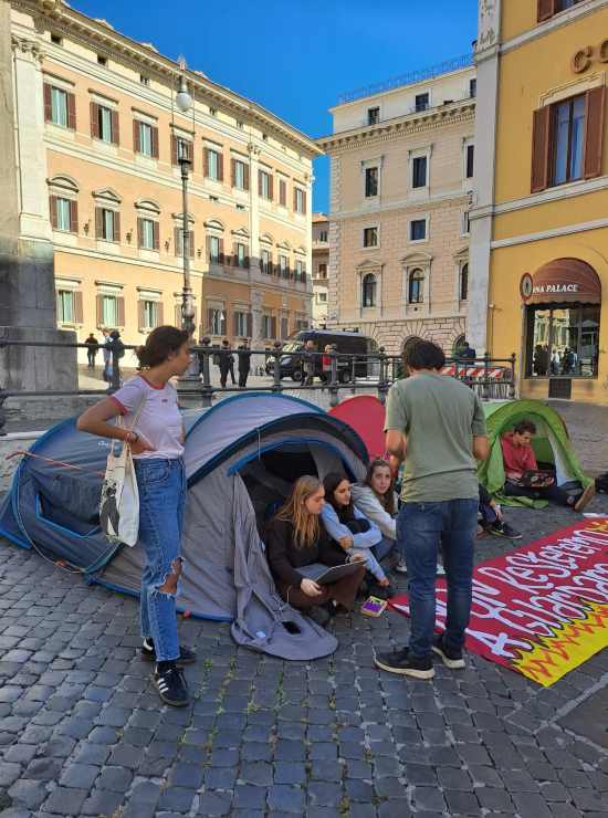 La protesta degli studenti in piazza Montecitorio. Roma-CronacaLive.it