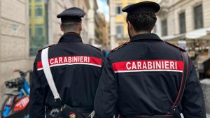 Tenta di forzare porta ristorante