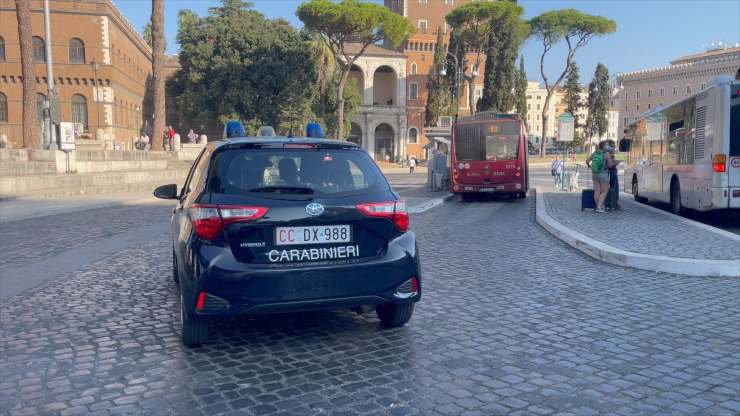Roma: rapina a un furgone da 13mila euro, poliziotto fuori servizio individua i colpevoli