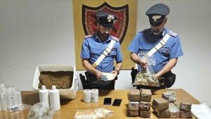 La droga e gli strumenti ritrovati all'interno dell'appartamento