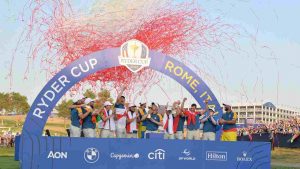 Luke Donald e i membri del Team Europa festeggiano la vittoria alla Ryder Cup 2023