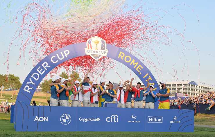 Luke Donald e i membri del Team Europa festeggiano la vittoria alla Ryder Cup 2023