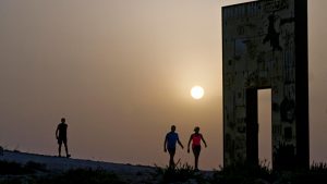 Sulla costa di Lampedusa l'opera 'Porta d'Europa', di Mimmo Paladino, installata nel 2008 in memoria dei migranti deceduti e dispersi in mare nel tentativo di raggiungere la terra (Immagine di repertorio)