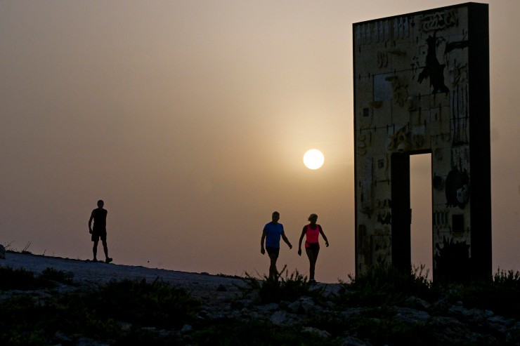 Sulla costa di Lampedusa l'opera 'Porta d'Europa', di Mimmo Paladino, installata nel 2008 in memoria dei migranti deceduti e dispersi in mare nel tentativo di raggiungere la terra (Immagine di repertorio)
