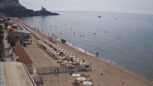 Una veduta della spiaggia di Sperlonga, Latina, nel primo weekend di ottobre (Crediti: Foto da SKYLINEWEBCAMS)