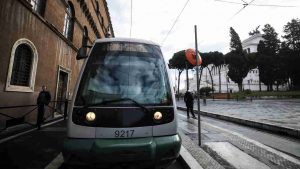 Un tram 8 al capolinea di piazza Venezia, Roma (Immagine di repertorio)