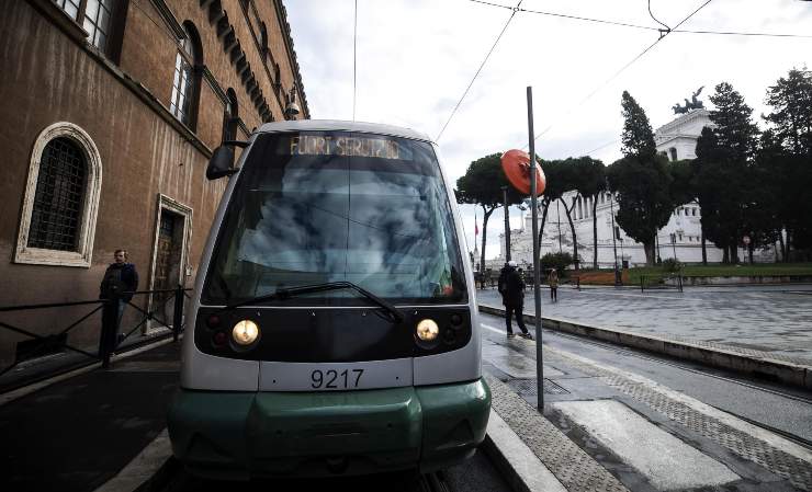 Un tram 8 al capolinea di piazza Venezia, Roma (Immagine di repertorio)