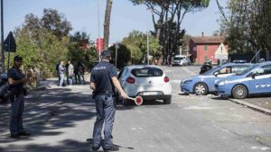 Una pattuglia della polizia a Guidonia (Immagine di repertorio)