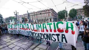 I giovani di Fridays for future scensi oggi in piazza per protestare e pretendere giustizia climatica a Torino