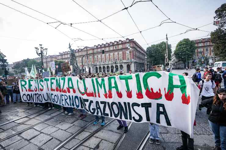 I giovani di Fridays for future scensi oggi in piazza per protestare e pretendere giustizia climatica a Torino