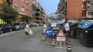 Autobotte messa a disposizione da Acea per rifornirsi di acqua a Roma (Immagine di repertorio)