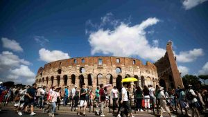 Turisti passeggiano al Colosseo, Roma