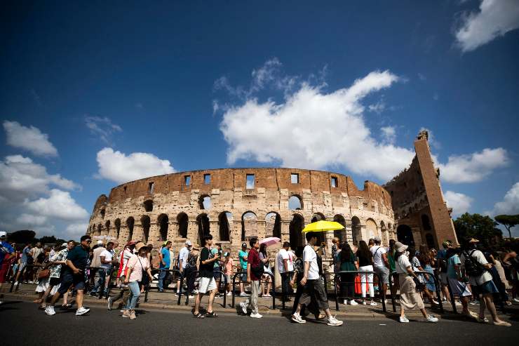 Turisti passeggiano al Colosseo, Roma