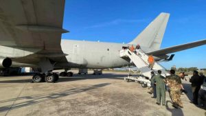 Uno dei due aerei militari italiani Boeing Kc767 con a bordo circa 200 connazionali che stanno così rientrando da Israele in arrivo all'aeroporto di Pratica di Mare, 10 ottobre 2023