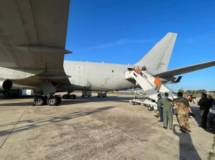 Uno dei due aerei militari italiani Boeing Kc767 con a bordo circa 200 connazionali che stanno così rientrando da Israele in arrivo all'aeroporto di Pratica di Mare, 10 ottobre 2023