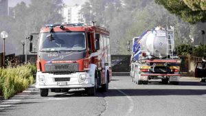 Protezione Civile e Vigili del Fuoco durante le operazioni di spegnimento di un incendio a Roma (Immagine di repertorio)