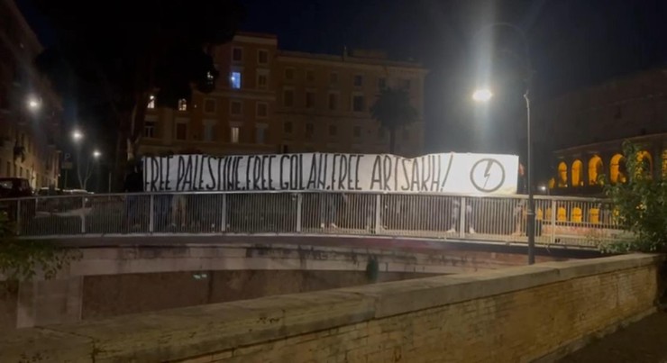 Lo striscione di Blocco Studentesco esposto vicino al Colosseo con la scritta "Free Palestine, free Golan, free Artsakh", Roma