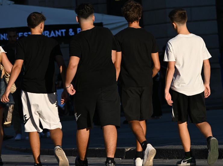 Alcuni adolescenti che passeggiano per strada (Immagine di repertorio)