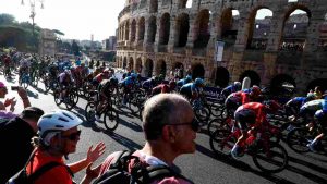 I ciclisti passano davanti al Colosseo durante la ventunesima ed ultima tappa del Giro D'Italia, Roma 28 Maggio 2023 (Immagine di repertorio)