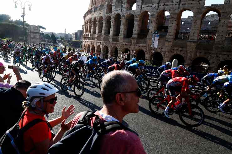 I ciclisti passano davanti al Colosseo durante la ventunesima ed ultima tappa del Giro D'Italia, Roma 28 Maggio 2023 (Immagine di repertorio)