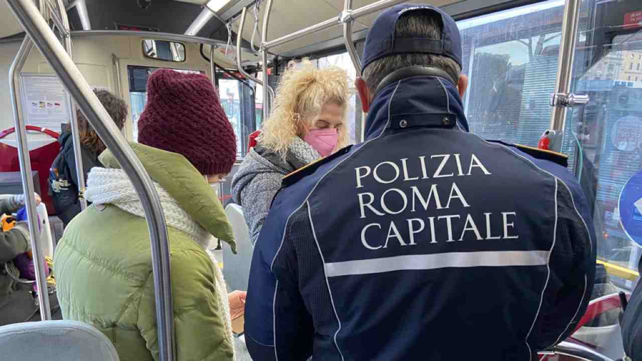 Borseggiatrice ruba portafoglio su bus a Roma