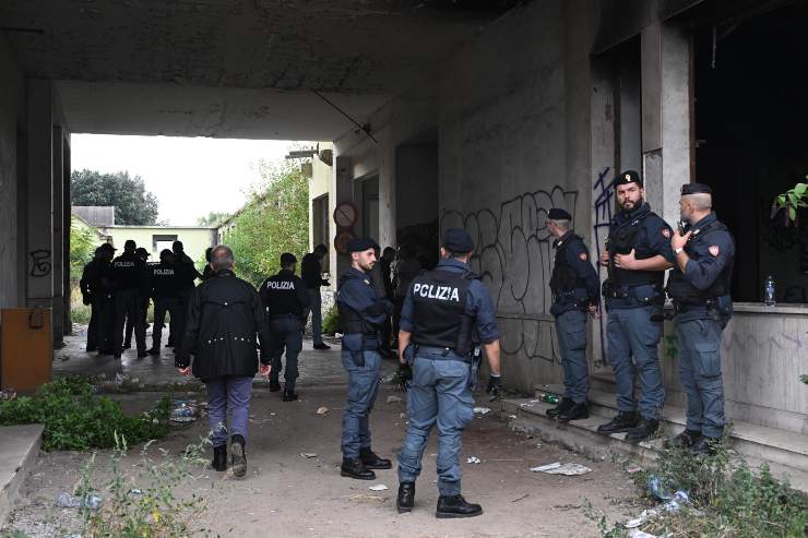 Le forze dell'ordine nel corso delle operazioni di sgombero dell'immobile ex Penicillina in via Tiburtina a Roma
