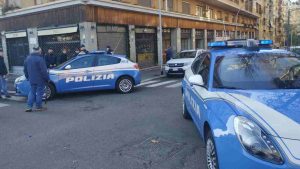 Tampona auto con l'autocarro e scappa