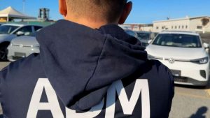 Oltre 600 capi d'abbigliamento sequestrati a Ciampino