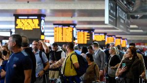 Viaggiatori in attesa alla stazione Termini a causa dei ritardi dovuti a un problema sulla linea elettrica che ha rallentato la circolazione ferroviaria, Roma, 23 ottobre 2023