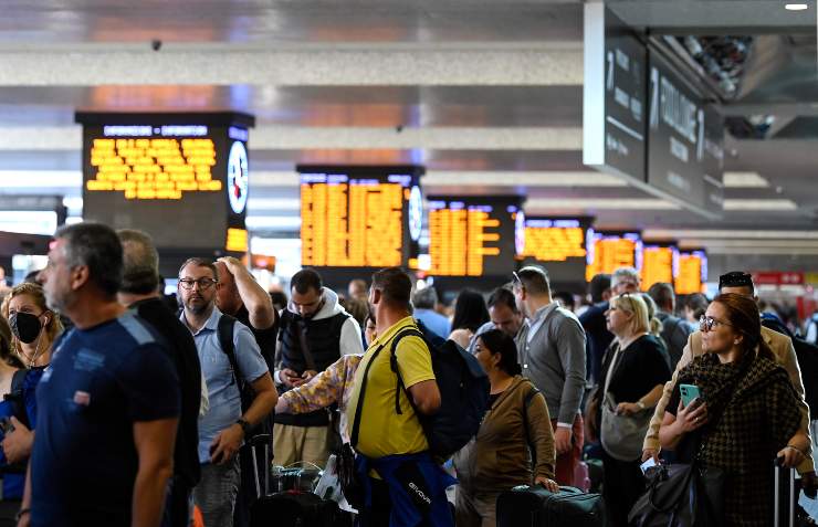Viaggiatori in attesa alla stazione Termini a causa dei ritardi dovuti a un problema sulla linea elettrica che ha rallentato la circolazione ferroviaria, Roma, 23 ottobre 2023