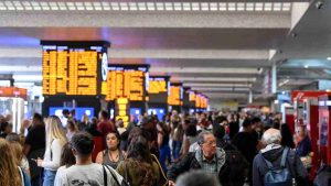 Viaggiatori in attesa alla stazione Termini a causa dei ritardi dovuti a un problema sulla linea elettrica, Roma, 23 ottobre 2023