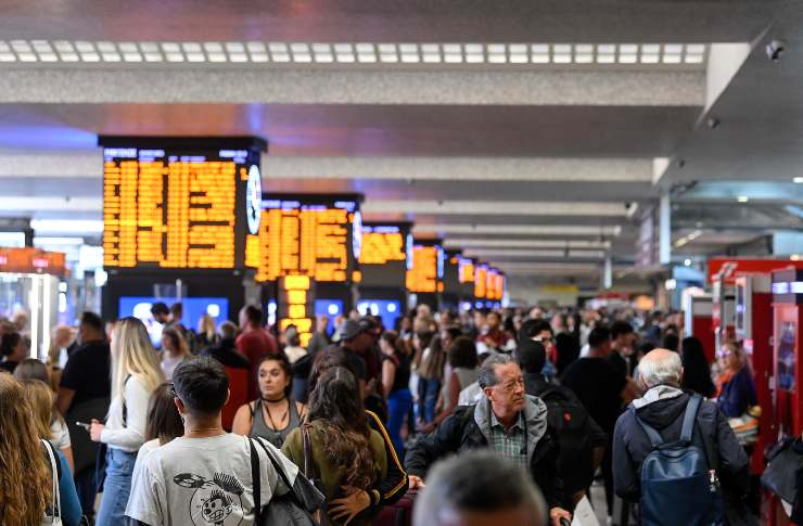 Viaggiatori in attesa alla stazione Termini a causa dei ritardi dovuti a un problema sulla linea elettrica, Roma, 23 ottobre 2023