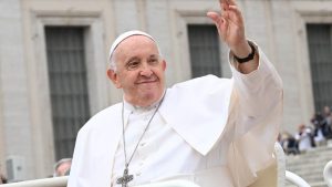 Papa Francesco saluta i fedeli durante l'udienza generale in piazza San Pietro in Vaticano,18 October 2023