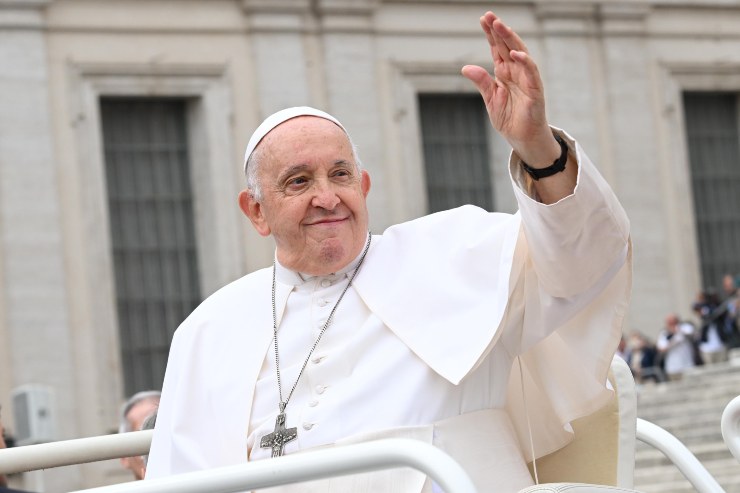 Papa Francesco saluta i fedeli durante l'udienza generale in piazza San Pietro in Vaticano,18 October 2023
