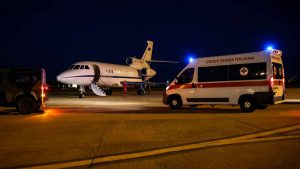 Velivoli Falcon 900 del 31 Stormo Aeronautica Militare durante un trasporto sanitario (Immagine di repertorio)