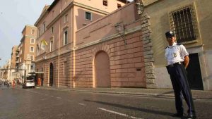 Un gendarme del Vaticano controlla l'ingresso di porta S.Anna in Vaticano (Immagine di repertorio)