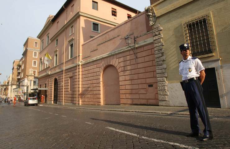 Un gendarme del Vaticano controlla l'ingresso di porta S.Anna in Vaticano (Immagine di repertorio)