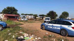 Controlli della polizia e dei vigili urbani in un campo nomadi di Roma (Immagine di repertorio)