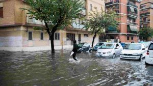 Una strada allagata a seguito di una violenta pioggia che si è abbattuta ad Ostia (Immagine di repertorio)