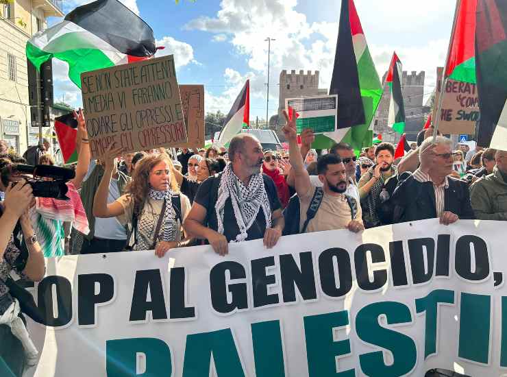 Un momento della manifestazione contro la guerra in Palestina, a Roma, 28 Ottobre 2023