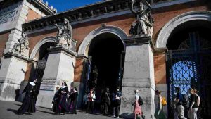 Cittadini in visita al cimitero monumentale del Verano per la Festa di Ognissanti, Roma (Immagine di repertorio)