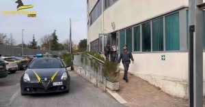 Un frame del video dell'arresto di uno dei promotori della frode fiscale ai castelli (Foto dal profilo Facebook della Guardia di Finanza)