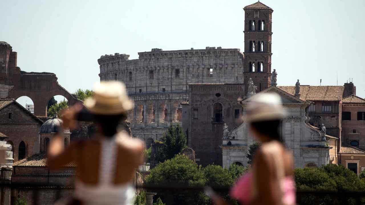 Organizzavano tour abusivi al Colosseo