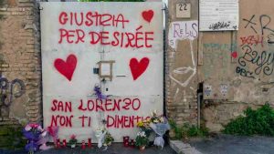 La porta del "Giardino di Desy", a San Lorenzo, in ricordo di Desirée Mariottini (Foto dal profilo Facebook di Michela DI Cesare)