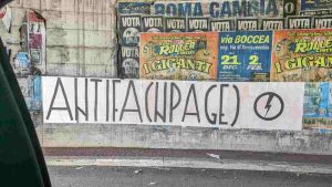 Lo striscione di Blocco Studentesco contro Fanpage (Foto dal profilo Facebook di Francesco Cancellato)