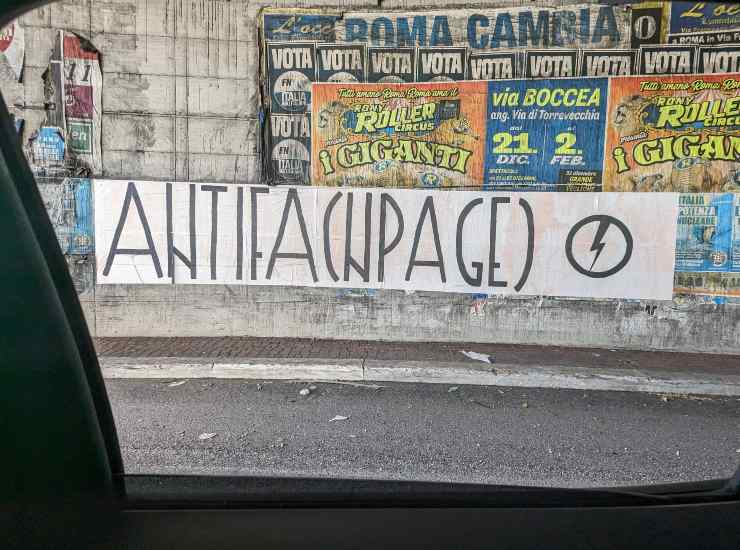 Lo striscione di Blocco Studentesco contro Fanpage (Foto dal profilo Facebook di Francesco Cancellato)