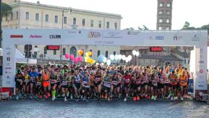 Atleti alla partenza della mezza maratona Rome 21K-Ford Mustang Mach-E (Crediti: Foto dal profilo Facebook di Rome21k)