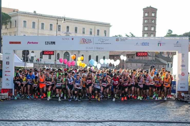 Atleti alla partenza della mezza maratona Rome 21K-Ford Mustang Mach-E (Crediti: Foto dal profilo Facebook di Rome21k)