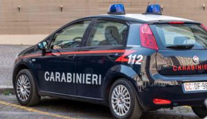 Viola il divieto di avvicinamento e aggredisce l'ex moglie sotto casa a Roma