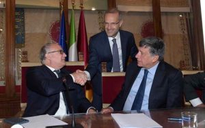 Roberto Gualtieri, Lorenzo Tagliavanti e Marco Troncone alla firma in Campidoglio dell'accordo notarile per la costituzione della “Fondazione per l’attrazione Roma and partners”, Roma (Crediti: Foto dal sito del Comune di Roma)